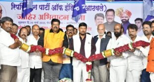 रामदास आठवले यांचे आश्वासन, मी प्रकाश आंबेडकर यांच्या पाठीशी उभा राह्यला तयार