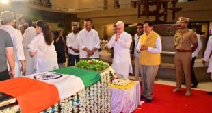 ज्येष्ठ गायिका आशा भोसले अनंतात विलीन