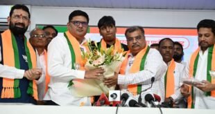 माजी मंत्री प्राजक्त तनपुरे यांच्यासह राष्ट्रवादीच्या  शेकडो पदाधिकाऱ्यांचा भाजपात प्रवेश