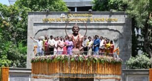 छत्रपती संभाजी महाराज यांच्या पूर्णाकृती शिल्पाचे मुख्यमंत्री फडणवीस यांच्या हस्ते अनावरण