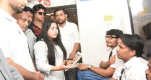 नीट पेपरफुटी प्रकरणी मुंबई युवक काँग्रेसची मुंबई मेट्रोमध्ये प्रवाशांशी संवाद साधत जनजागृती मोहीम